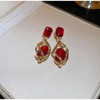 Висячие серьги с красным кристаллом, золотого цвета, 4*1.5см
